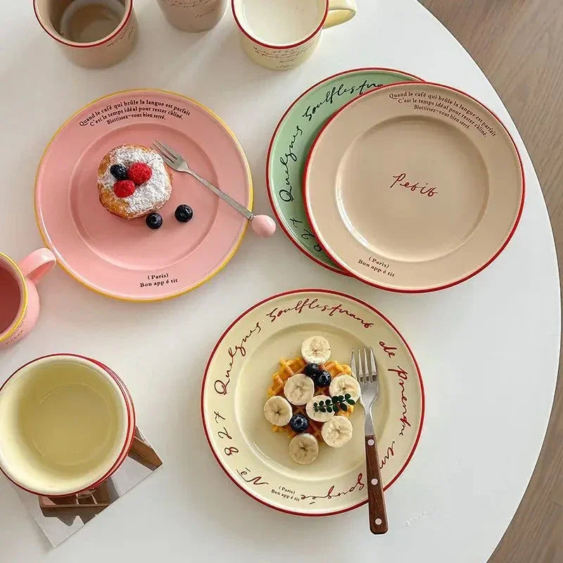 Vintage Geschirrset mit dekorativen Buchstaben | Teller und Tassen für den Esstisch – Tablewear-SeemSeem