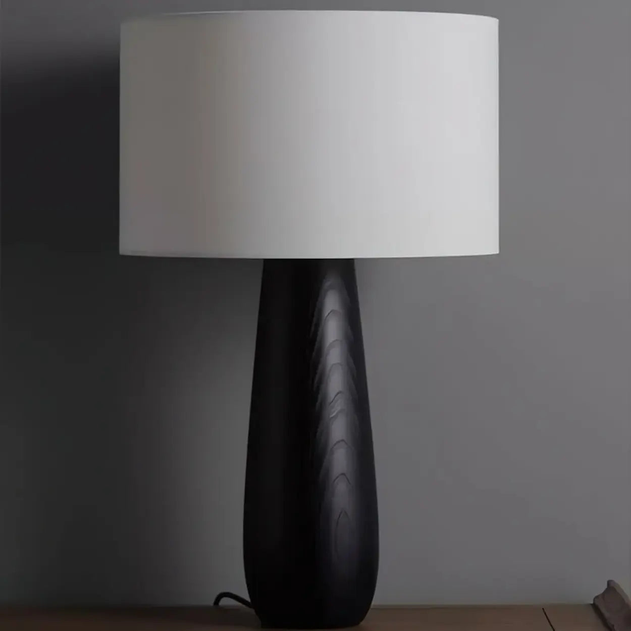 Lámpara De Mesa Moderna | Base Esculpida Minimalista-Lamp-SeemSeem