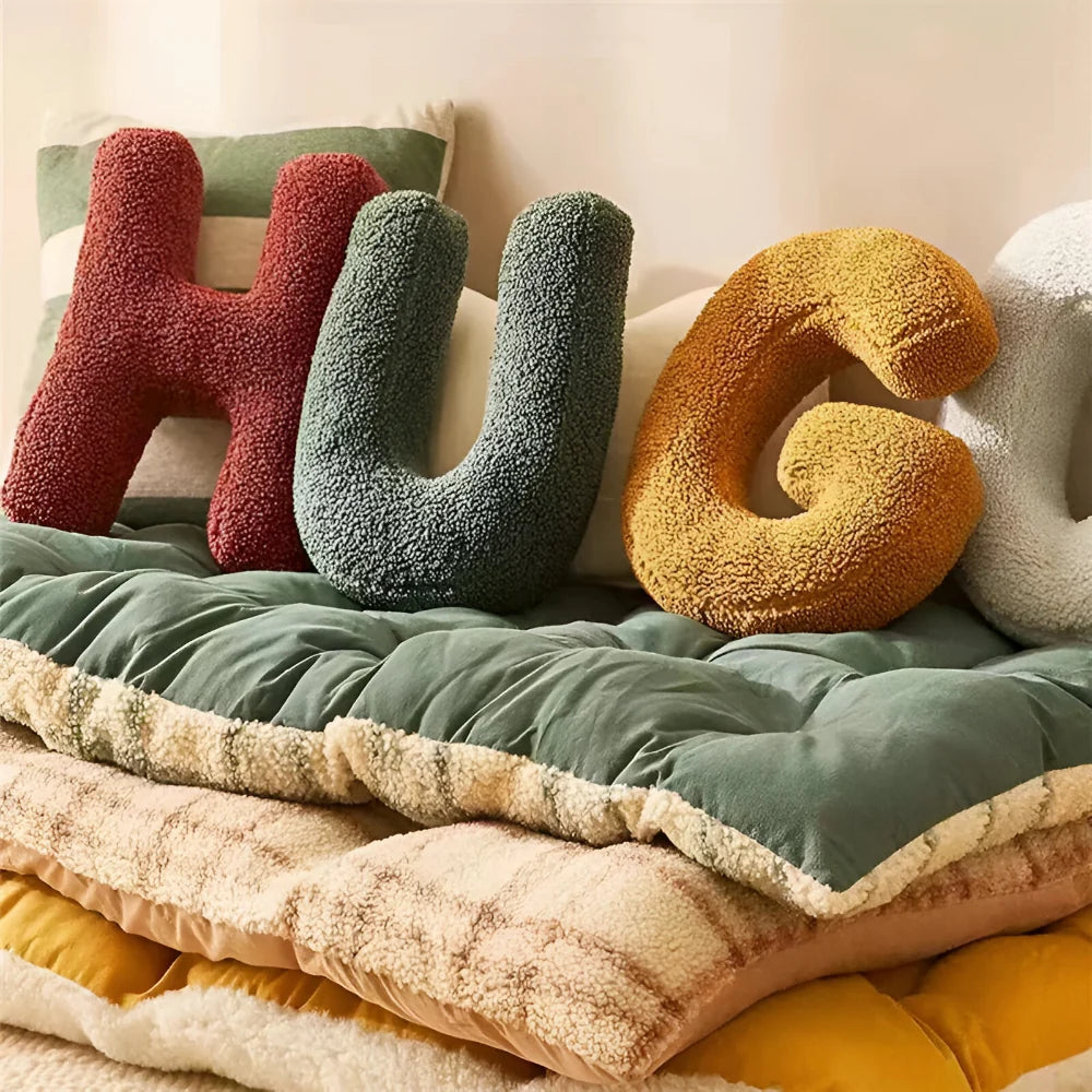 Cojín Decorativo Con Forma De Letra · SeemSeem