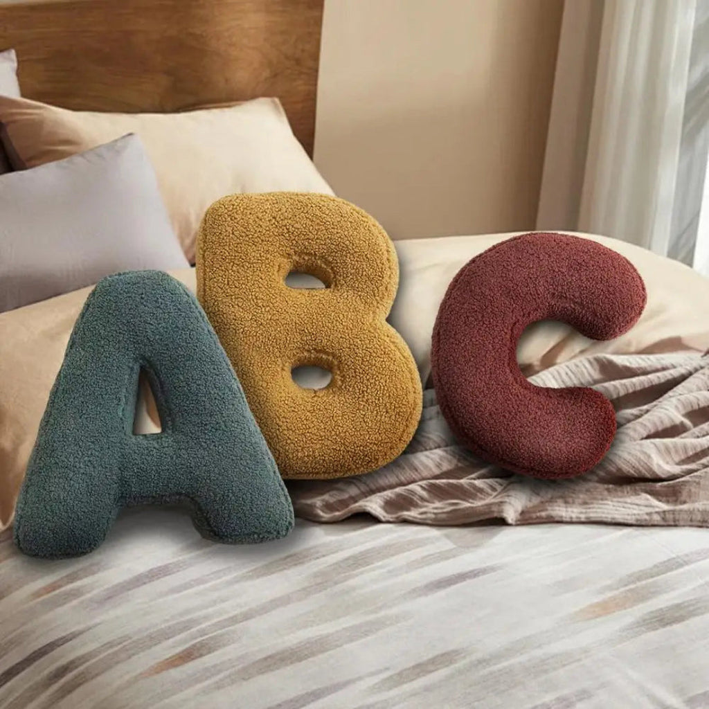 Cojín Decorativo Con Forma De Letra · SeemSeem