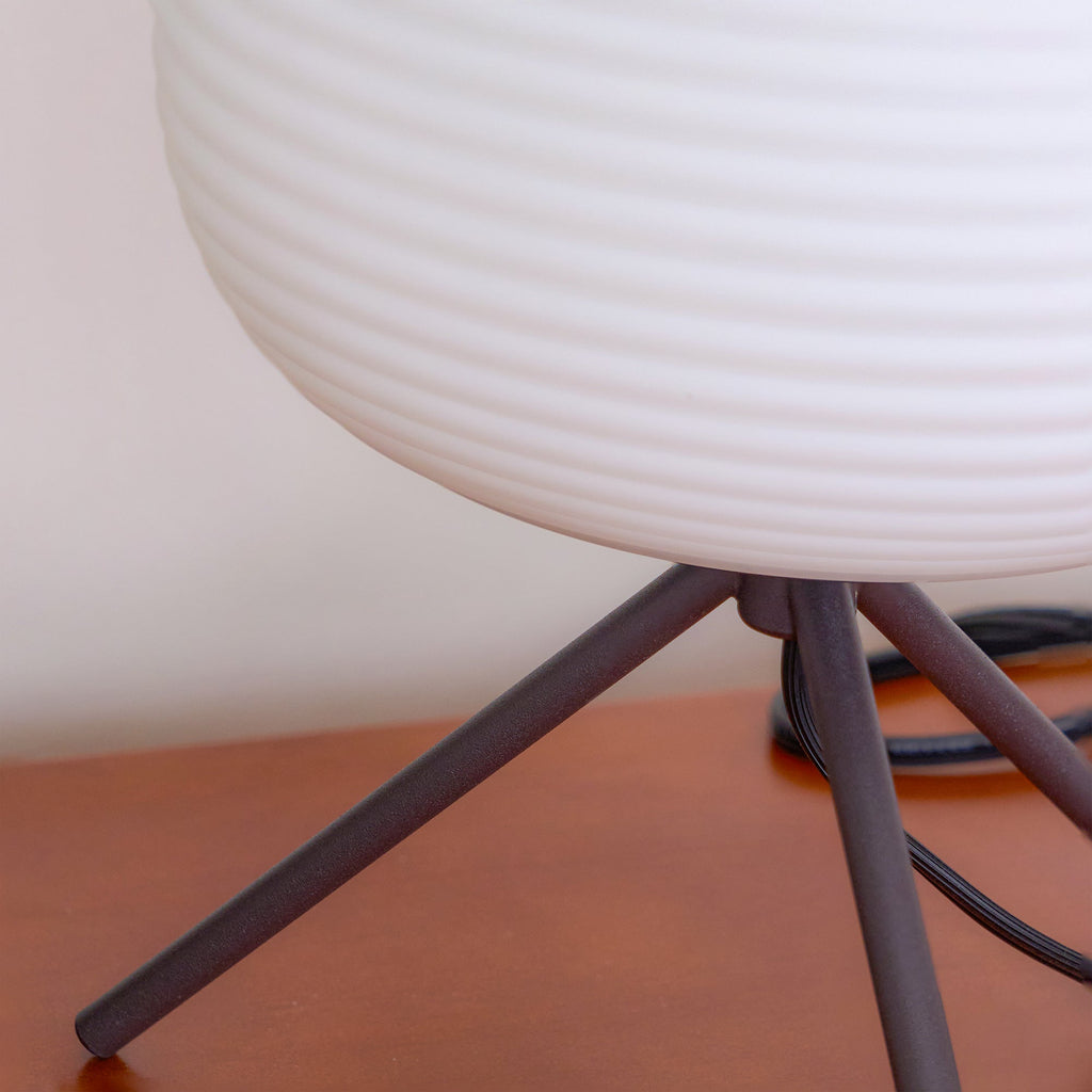 Lámpara De Mesa Nórdica | Trípode · SeemSeem